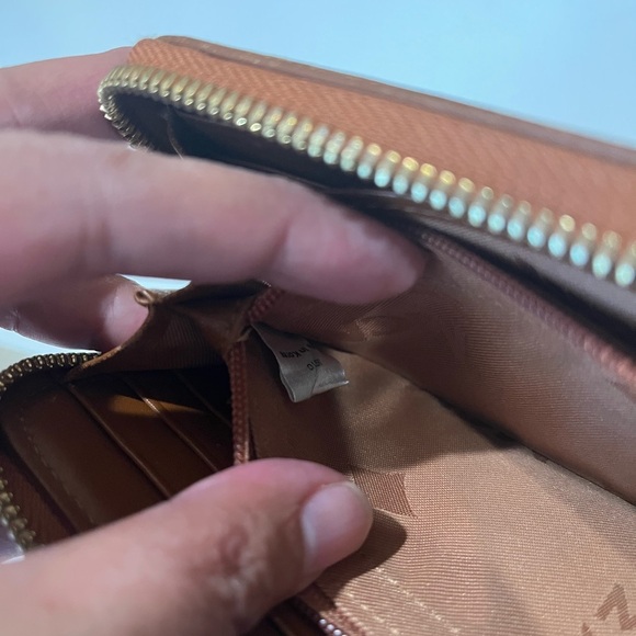 MCM COGNAC ZIPPERED WALLET - Picture 14 of 16